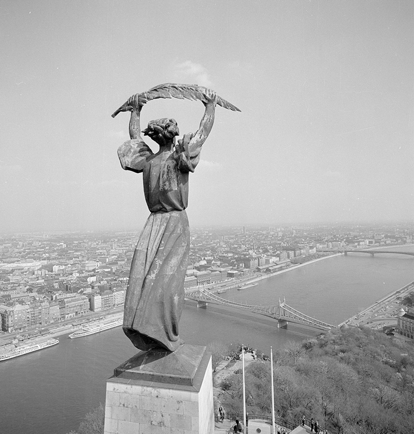 The Genius of Liberty above the city, 1985 | MTI Photo