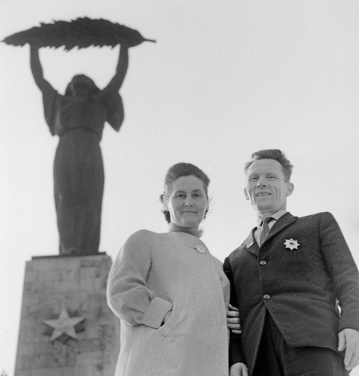 Erzsébet Gaál, model for the Liberty Statue, and Vasiliy Mikhailovich Golotsov, model for the former Soviet soldier statue, 1965 | MTI Photo