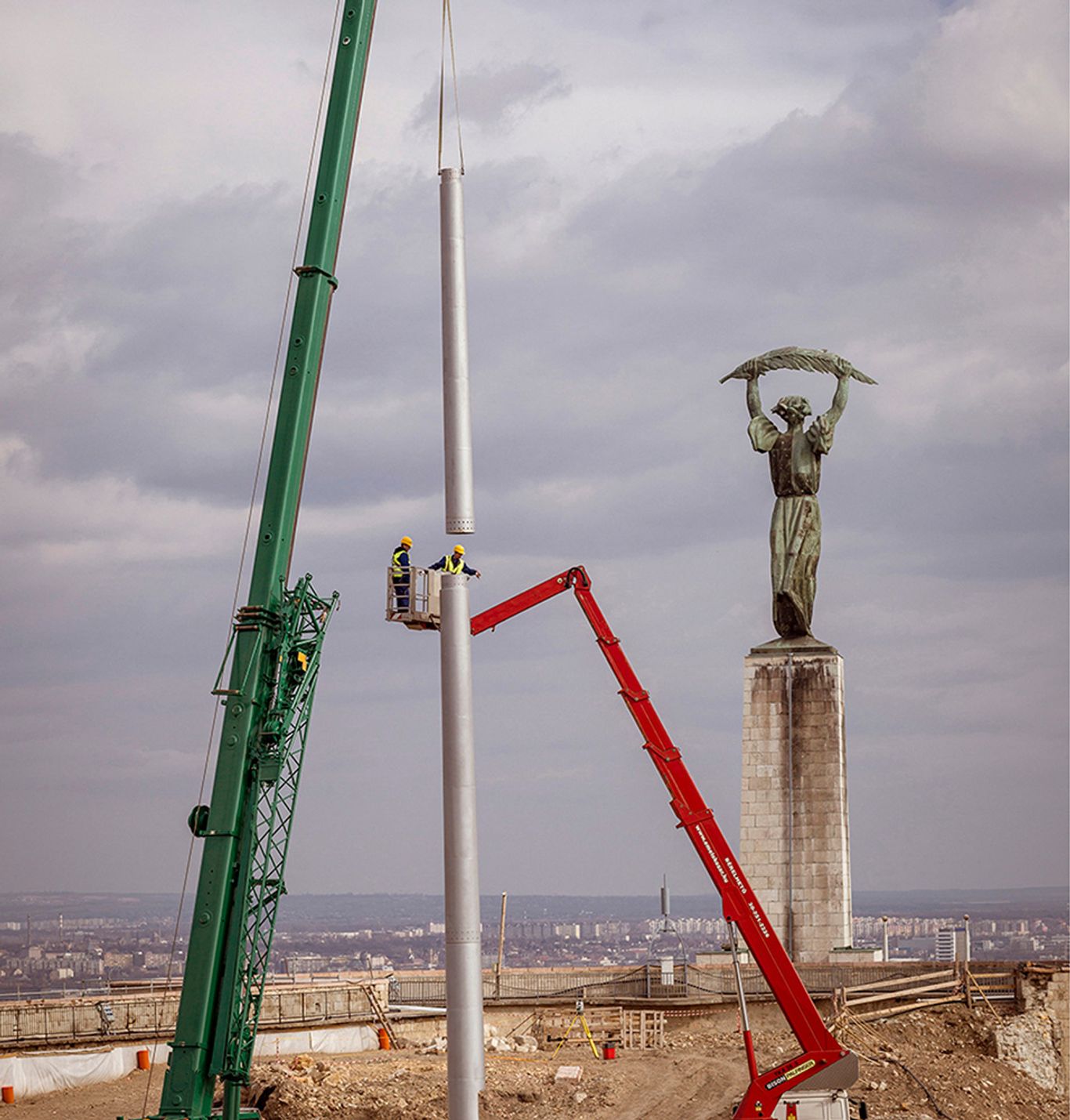 Raising the flagpole for Hungary’s largest national flag in the Citadella courtyard