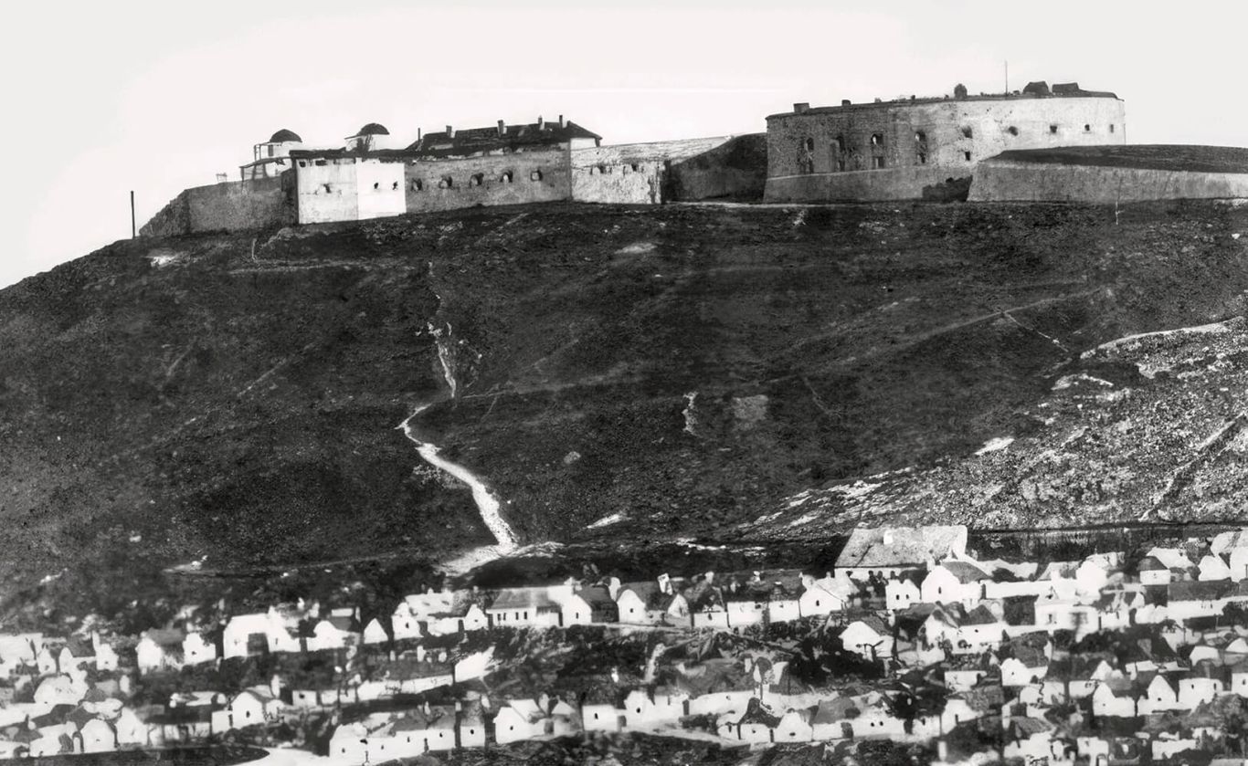 The Observatory building still standing in the Citadella courtyard; beside the Western Round Bastion the walled slope known as the glacis is clearly visible, c. 1870 | Photographer unknown