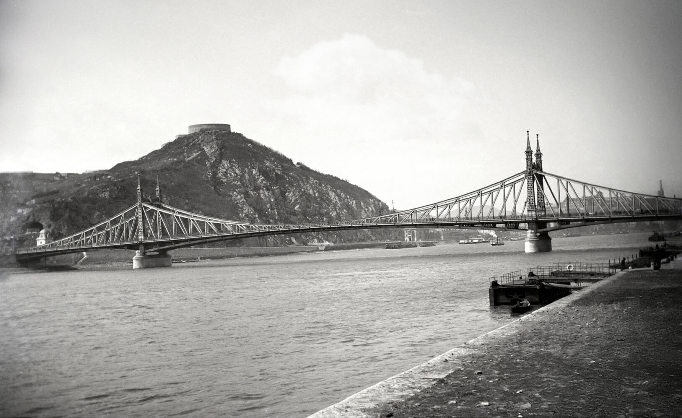 The fortress in 1897, with the newly completed Franz Joseph Bridge (today Liberty Bridge) in the foreground | Fortepan, József Plohn